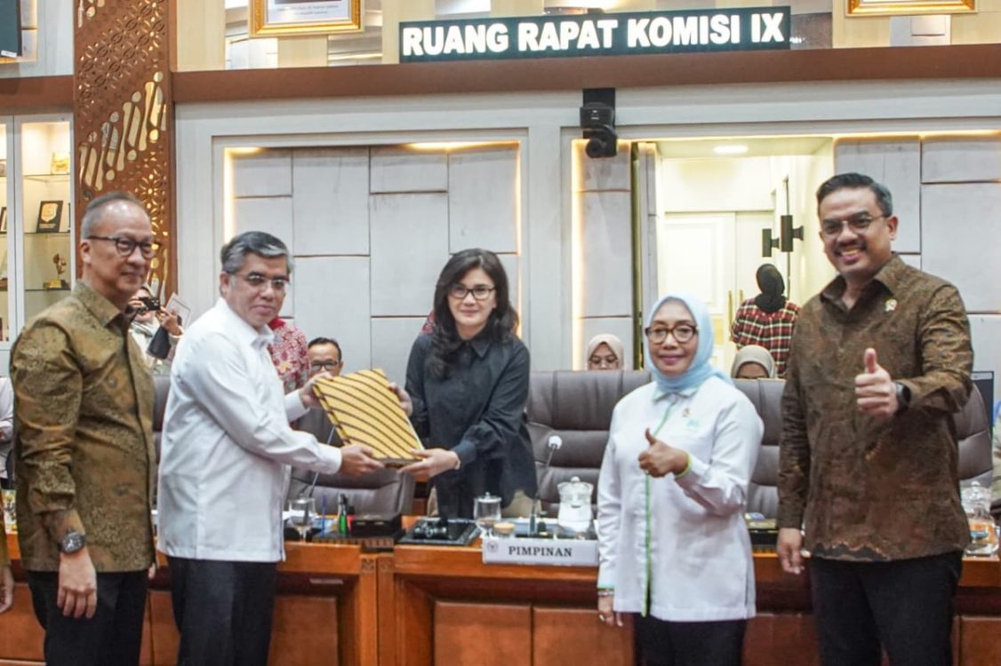 : Menteri Ketenagakerjaan Yassierli (Kanan berbaju putih) bersama Menteri Perindustrian Agus G Kartasasmita, Menteri UMKM Maman Abdurrachman, dan Menteri Pemberdayaan Perempuan dan Perlindungan Anak (PPPA), Arifah Fauzi dalam rapat kerja di Kompleks Parlemen, Jakarta, Senin (14/9/2026). (Foto: Dok Kemnaker)