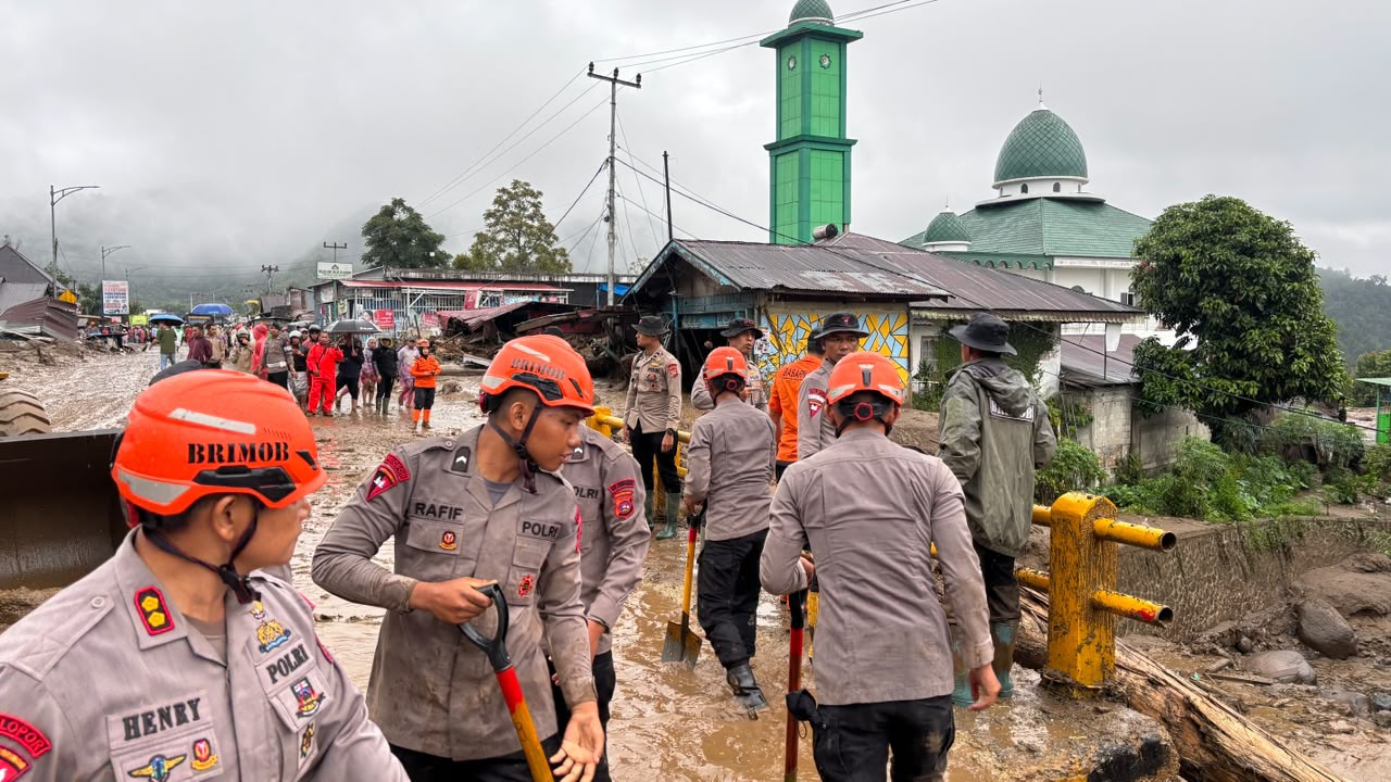 Saat galodo Menerjang Solok, Polri Hadir Melayani: Sar Dikerahkan, Mapolres Jadi Tempat Pengungsian