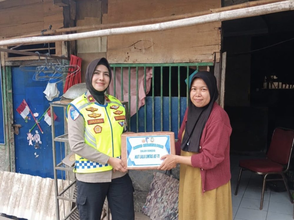 Sambut HUT ke-71 Lalu Lintas Bhayangkara, Induk PJR BSD Bagikan Sembako ke Warga