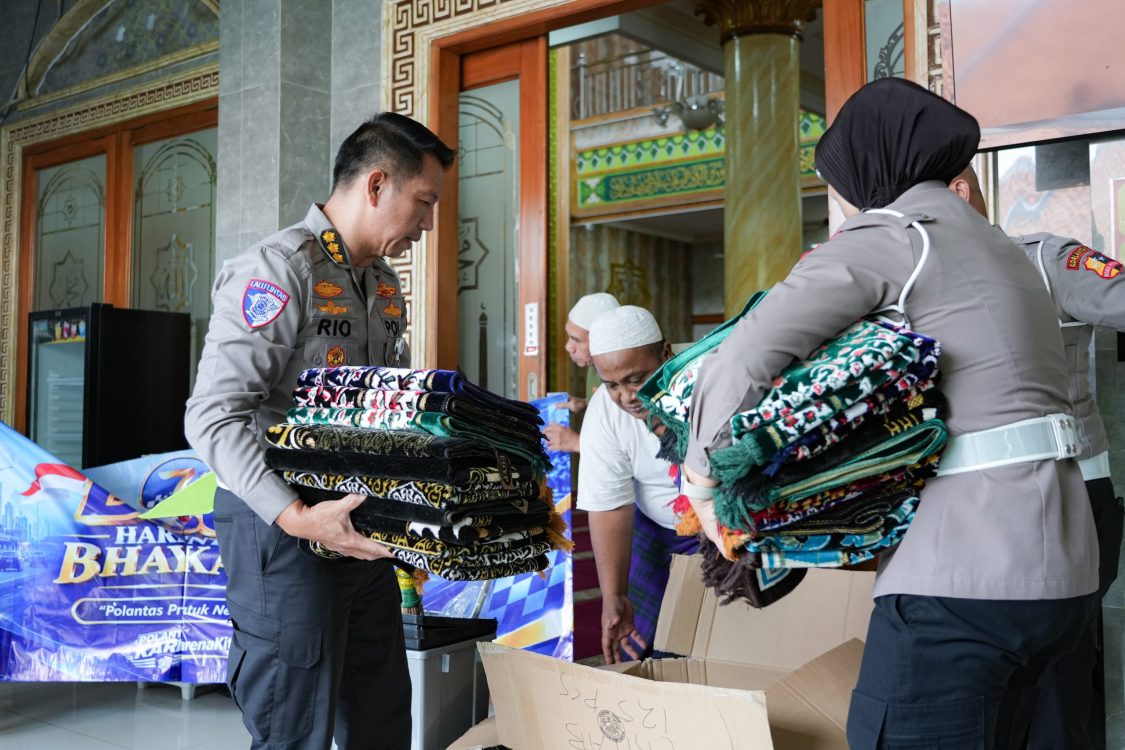 Sambut HUT ke-71 Lalu Lintas Bhayangkara, Korlantas Polri Salurkan Perlengkapan Ibadah di Sejumlah Masjid