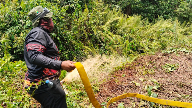: Tim Satgas Karhutla melakukan penanganan titik api di kawasan KM 20 Pangkalan Bun - Kotawaringin lama. (foto: MC Kobar)