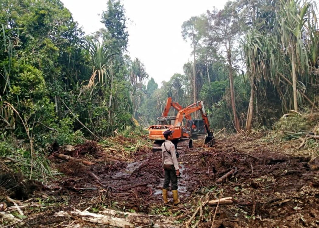 : Alat berat mulai bekerja, membuat sekat kanal, di Lokasi Karhutla Dayun, Kamis (10/9/2026)/ (Dok. Satgas Karhutla).
