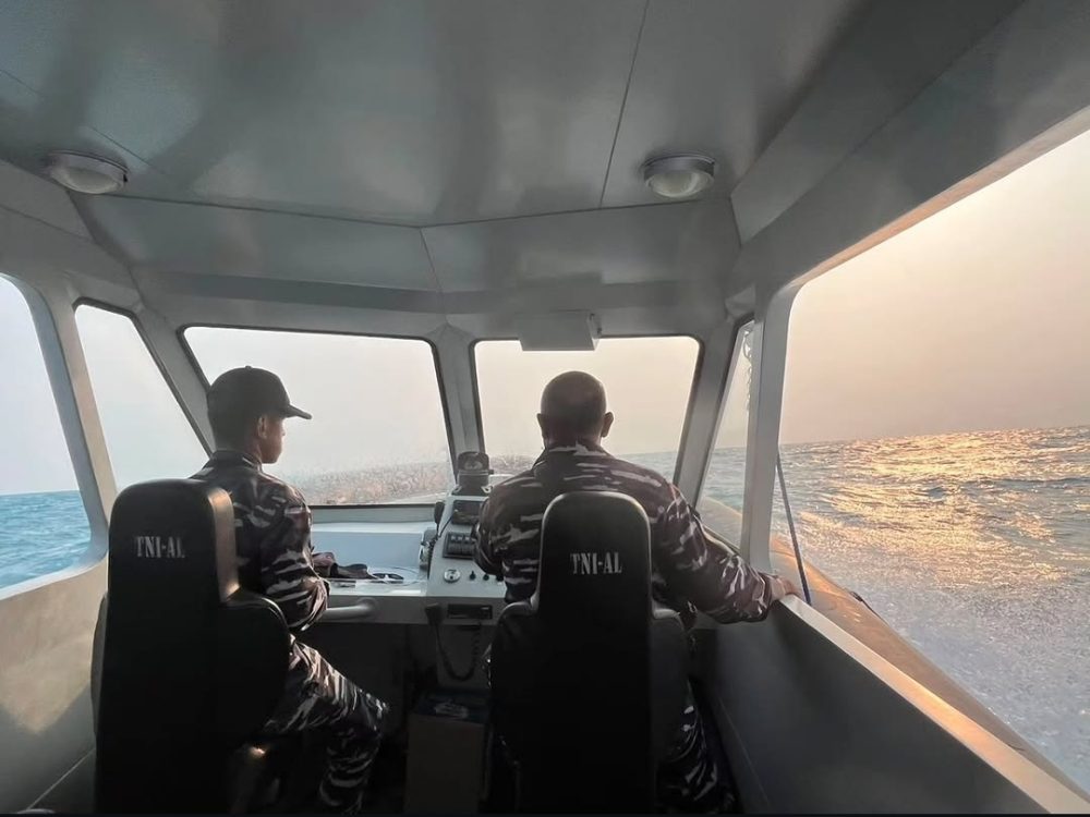 : Prajurit Angkatan Laut tengah mencari rombongan jurnalis yang hilang di Selat Sunda sejak Senin (7/9/2026). (Instagram Sekretariat Kabinet RI)