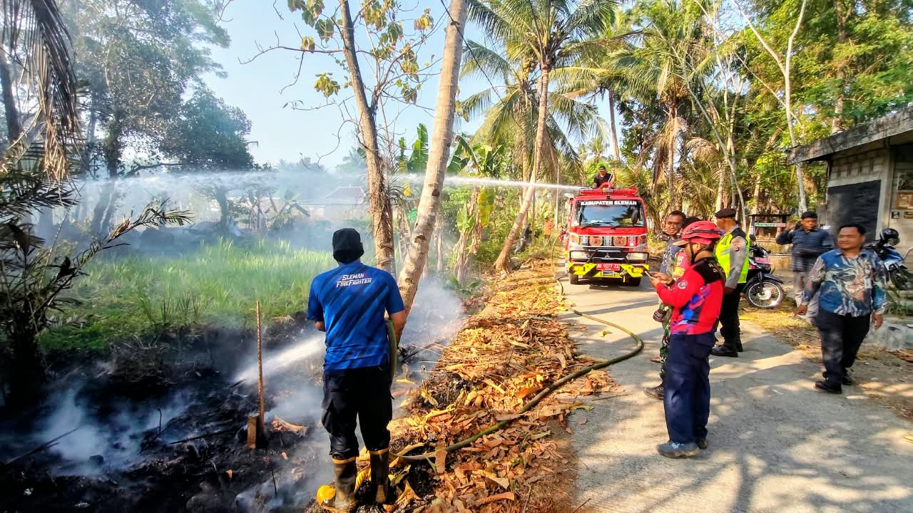: Sebanyak tiga titik lahan di wilayah Kalurahan Lumbungrejo, Kapanewon Tempel, Kabupaten Sleman, dilanda musibah kebakaran dalam sehari sehingga memaksa petugas gabungan menerjunkan armada pemadam, Kamis (24/9/2026).