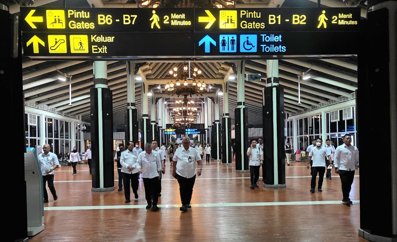 : Peninjauan Menhub dan jajaran Kemenhub. Sejumlah bandara yang sempat ditutup akibat sebaran abu vulkanik Gunung Anak Krakatau mulai kembali beroperasi. Kemenhub memastikan pembukaan dilakukan secara bertahap dengan pemeriksaan armada dan penerapan zona udara yang harus dihindari. (Foto: BKIP/Kemenhub)