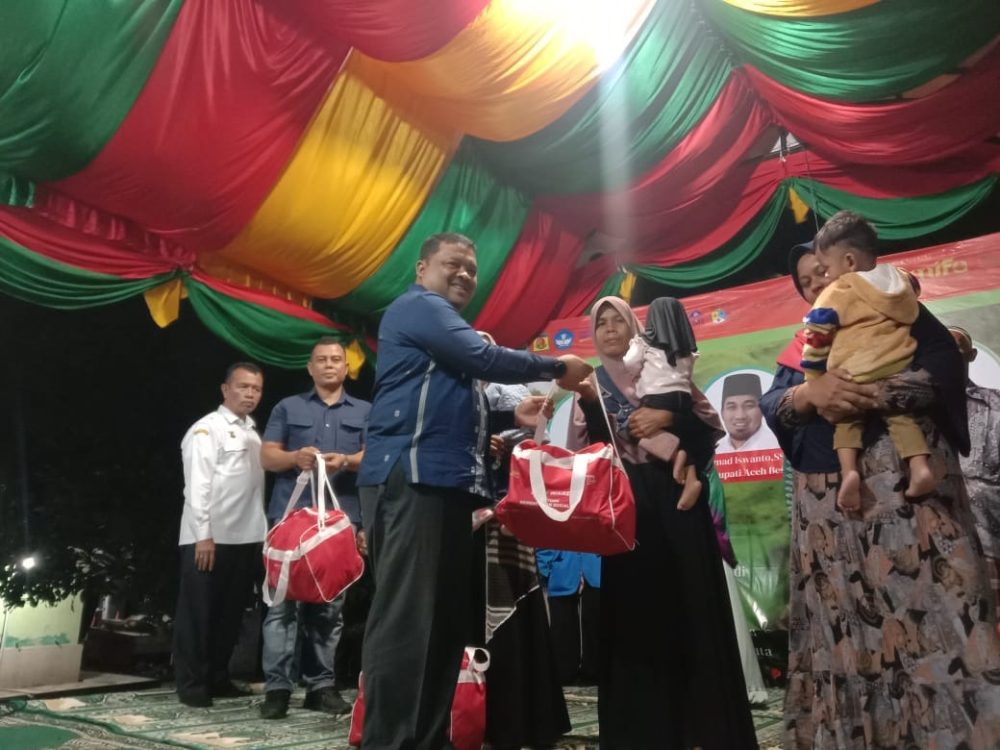 : Foto bersama usai penyerahan bingkisan kepada masyarakat pada pembukaan PKM Internasional yang digagaskan UIN Ar-Raniry Banda Aceh, di Gampong Ie Seum, Kecamatan Mesjid Raya, Kabupaten Aceh Besar, Selasa (3/9/2024) malam.