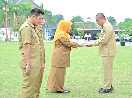 : Sekdaprov Sumbar memberikan penghargaan kepada sejumlah ASN yang berhasil menorehkan prestasi saat apel pagi di Padang. (foto: MC Sumbar)