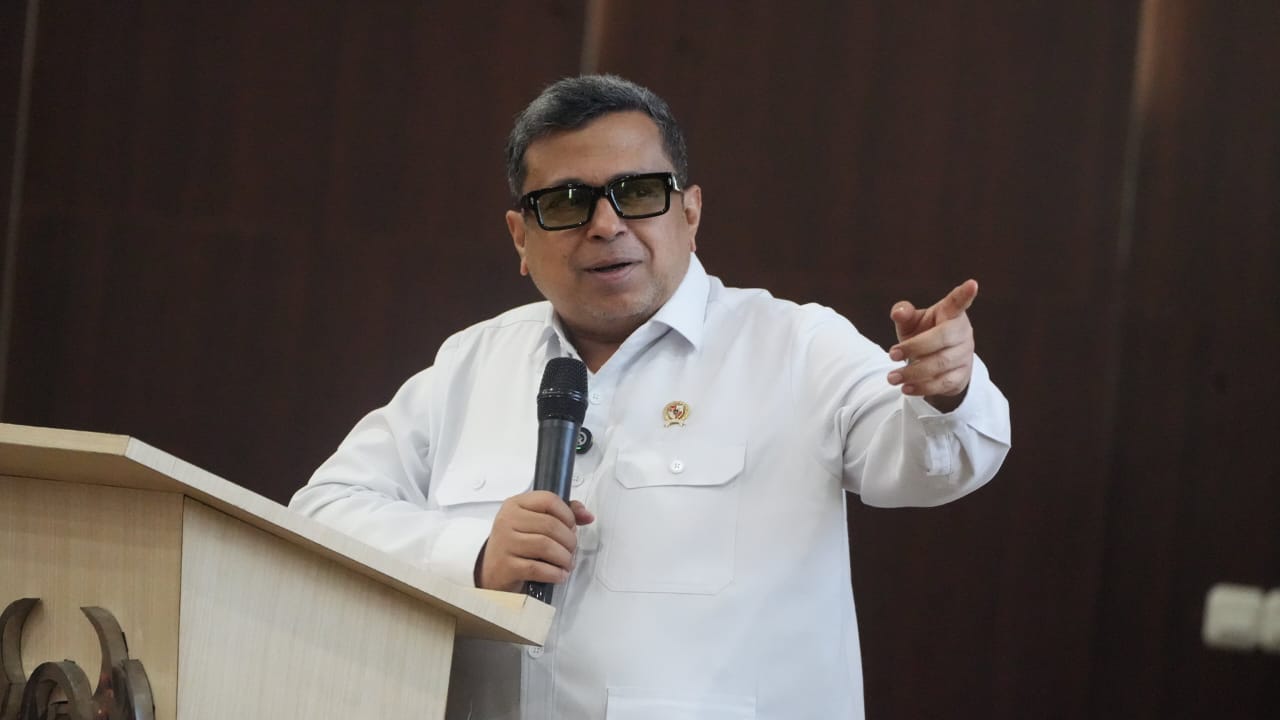 : Kepala BPJPH Ahmad Hasan Haikal saat menjadi keynote speaker Seminar Nasional and Policy Forum 'Menakar Kesiapan Industri Tekstil dan Produk Tekstil Menghadapi Pemberlakuan Wajib Halal Oktober (WHO) 2026' di Auditorium Gedung Magister Politeknik STTT Bandung, Jawa barat Kamis (3/9/2026). (Foto: Humas BPJPH)
