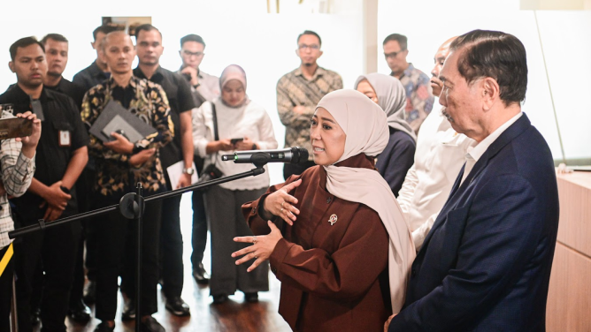 : Menteri Komunikasi dan Digital Meutya Hafid usai Rapat Koordinasi Persiapan Rollout Nasional Pelaksanaan Perluasan Piloting Digitalisasi di Kantor Dewan Ekonomi Nasional, Jakarta Pusat, Kamis (10/9/2026), memastikan kesiapan sistem digitalisasi bantuan sosial menjelang _rollout_ nasional Oktober 2026. Kemkomdigi bersama BSSN akan melakukan _stress test_ dan _load test_ untuk melayani sekitar 50 juta masyarakat sekaligus menjaga keamanan data. Foto: Anhar/Komdigi