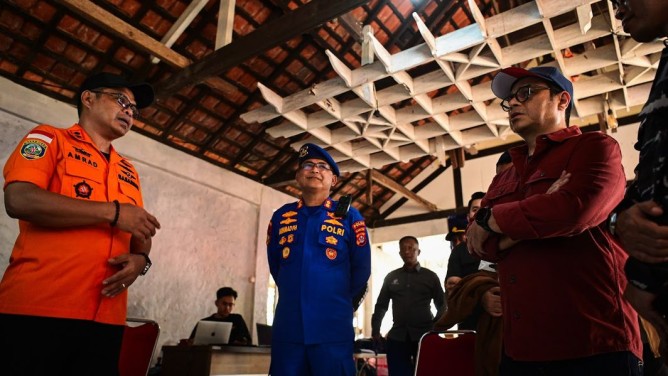: Wakil Menteri Komunikasi dan Digital Nezar Patria meninjau Posko SAR Gabungan di Carita, Pandeglang, Banten, Sabtu (12/9/2026), untuk memastikan dukungan Kemkomdigi dalam pencarian delapan warga yang hilang di perairan Selat Sunda. Kemkomdigi berkoordinasi dengan operator seluler dan Balai Monitor Spektrum Frekuensi Radio di Banten serta Lampung untuk menelusuri kemungkinan sinyal komunikasi dari wilayah pencarian. Informasi jejak komunikasi diteruskan kepada tim SAR sebagai salah satu bahan dalam menentukan lokasi terakhir keberadaan korban. Foto: Anhar/Komdigi