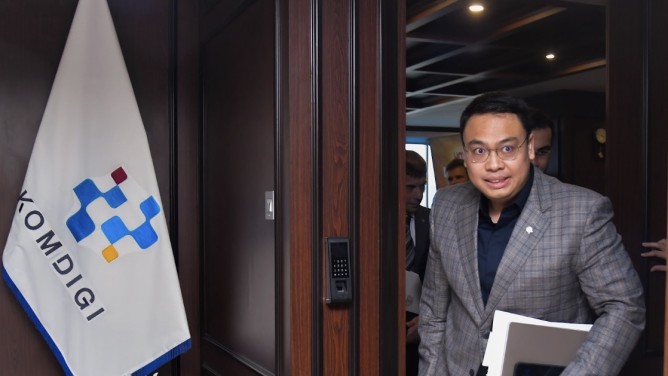 : Wakil Menteri Komunikasi dan Digital Angga Raka Prabowo menegaskan bahwa dokumen tersebut palsu. Tidak ada kebijakan pemadaman internet nasional selama tiga hari sebagaimana yang tercantum dalam dokumen yang beredar.