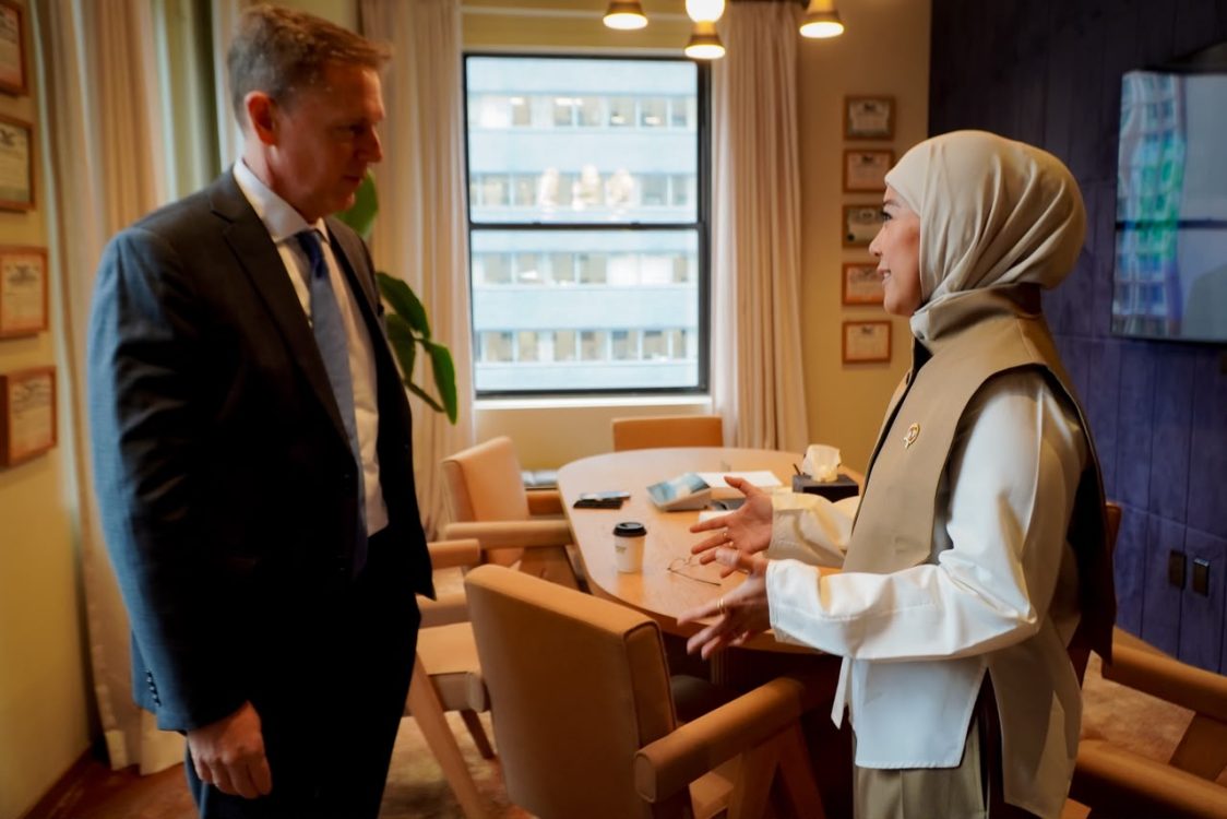 : Menteri Komunikasi dan Digital Meutya Hafid saat bertemu Vice President (VP) & Head of Global Public Policy Meta Kevin J. Martin serta VP & Global Head of Safety Meta Antigone Davis di New York, Amerika Serikat, Rabu (23/9/2026) menegaskan seluruh platform digital global yang beroperasi di Indonesia wajib tunduk pada regulasi nasional, yaitu Peraturan Pemerintah Nomor 17 Tahun 2025 tentang Tata Kelola Penyelenggaraan Sistem Elektronik dalam Pelindungan Anak (PP TUNAS). Foto: Istimewa/Kemkomdigi