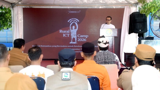 : Wakil Menteri Komunikasi dan Digital Nezar Patria saat membuka kegiatan Rural ICT Camp 2026 di Unit Instalasi Tambak Silvofishery Marannu, Kabupaten Maros, Sulawesi Selatan, Senin (14/9/2026) menegaskan bahwa tolok ukur keberhasilan transformasi digital di tingkat komunitas bukan terletak pada jumlah perangkat atau aplikasi yang dibangun. Foto: AYH/Komdigi