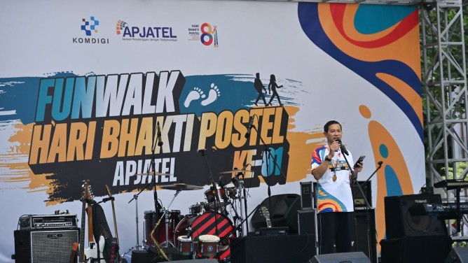 : Staf Ahli Menteri Komdigi Bidang Sosial, Ekonomi, dan Budaya Raden Wijaya Kusumawardhana menyampaikan sambutan dalam acara Fun Walk Hari Bhakti Postel ke-81 di Lapangan Anantakupa, Kantor Kementerian Komdigi, Jakarta Pusat, Minggu (30/8/2026) mengatakan kegiatan Fun Walk menjadi ruang untuk memperkuat kebersamaan dan silaturahmi antarpelaku ekosistem pos, telekomunikasi, dan penyiaran. Foto: Ardi Widiyansah/Komdigi