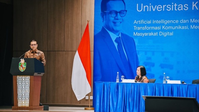 : Wakil Menteri Komunikasi dan Digital Nezar Patria dalam Diskusi Panel Dewan Profesor Universitas Katolik Indonesia Atma Jaya di Jakarta Selatan, Kamis (10/9/2026) menekankan pentingnya menjaga integritas informasi di tengah perubahan pola distribusi berita akibat perkembangan platform digital dan kecerdasan artifisial (AI). Pemerintah terus mendorong pemanfaatan teknologi yang etis agar kualitas dan kepercayaan publik terhadap informasi tetap terjaga. Foto: Ahmad Tri Hawaari/Komdigi