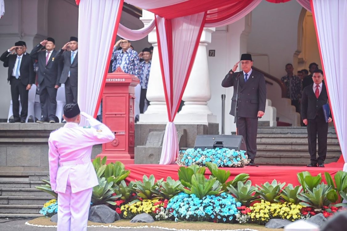 : Wakil Menteri Komunikasi dan Digital Angga Raka Prabowo dalam Upacara Peringatan Hari Bhakti Postel ke-81 di Halaman Kantor Pusat PT Pos Indonesia, Bandung, Jawa Barat, Minggu (27/9/2026) menegaskan pembangunan jaringan tidak cukup hanya membuat masyarakat terhubung, tetapi harus membuka akses pendidikan, memperluas pasar UMKM, memudahkan layanan publik, dan menciptakan peluang ekonomi. Foto: Ahmad Tri Hawaari/Komdigi