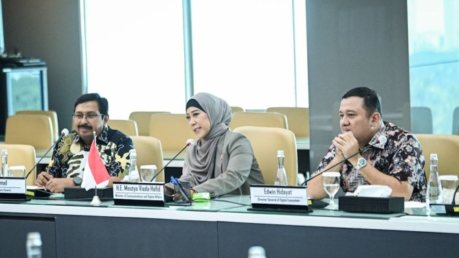 : Menteri Komunikasi dan Digital Meutya Hafid saat melakukan pertemuan dengan Kuasa Usaha Ad Interim (KUAI) Kedutaan Besar AS untuk Indonesia Joy M. Sakurai di Kantor Kementerian Komdigi, Jakarta Pusat, Selasa (8/9/2026) mengatakan keterbukaan Indonesia terhadap teknologi global harus berjalan bersama dengan kepastian aturan dan tanggung jawab terhadap masyarakat. Foto: Anhar/Komdigi