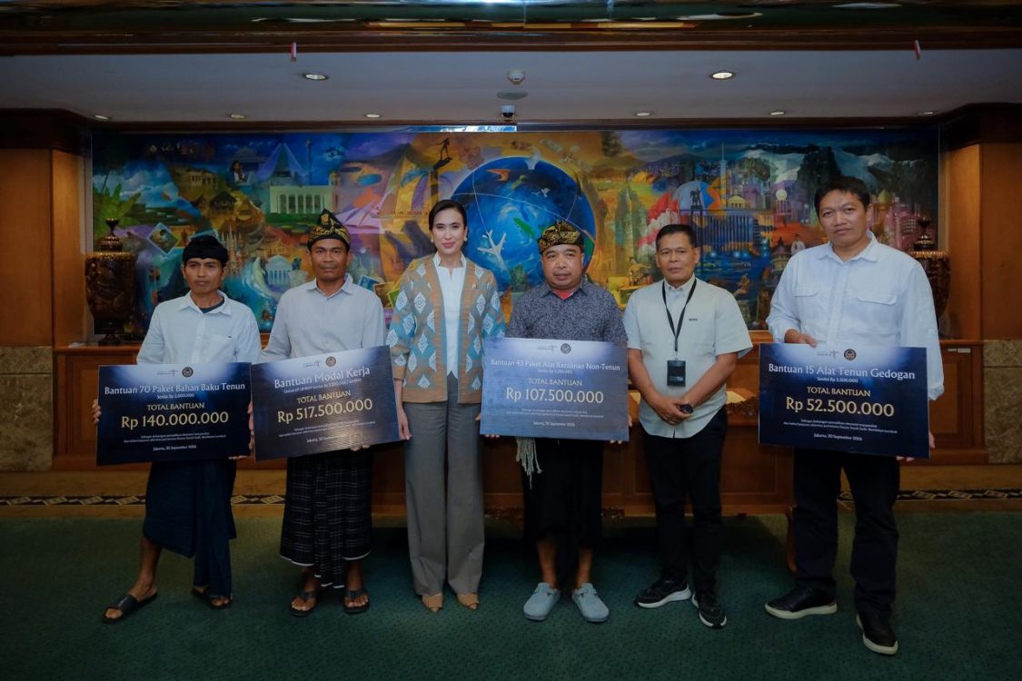 Siaran Pers: Kemenpar Dorong Ekonomi Sade Kembali Bergerak, Salurkan Bantuan Pemulihan Usaha Senilai Rp1 Miliar