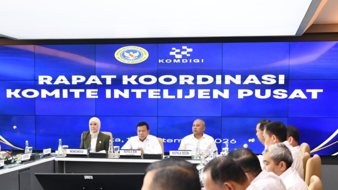 : Menteri Komunikasi dan Digital (Menkomdigi) Meutya Hafid bersama Kepala Badan Intelijen Negara (BIN) dan Kepala Badan Siber dan Sandi Negara (BSSN) dalam Rapat Koordinasi Komite Intelijen Pusat (Kominpus) pada Rabu (16/9/2026). Meutya menyampaikan pengamanan ekosistem digital tidak dapat dilakukan oleh satu kementerian atau lembaga secara sendiri-sendiri, melainkan membutuhkan pertukaran informasi, koordinasi, dan langkah antisipatif yang terintegrasi. Foto: Humas Kemkomdigi