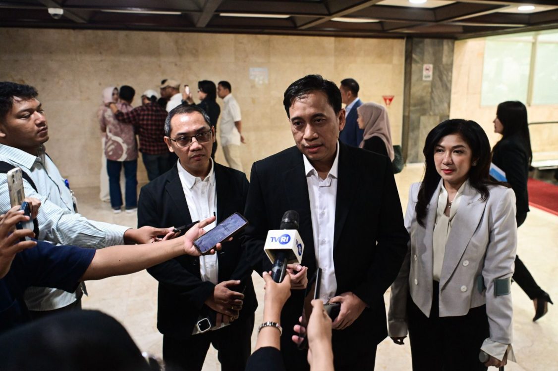 : Dirjen Pengawasan Ruang Digital Alexander Sabar bersama Dirjen Komunikasi Publik dan Media Fifi Aleyda Yahya dan Direktur Pengendalian Ruang Digital Safrhansyah Yanwar Rosyadi memberikan keterangan ke awak media usai mengikuti rapat kerja dengan Komisi I DPR RI, Gedung Parlemen Senayan, Jakarta, Selasa (01/09/2026). Foto:Anhar/Komdigi