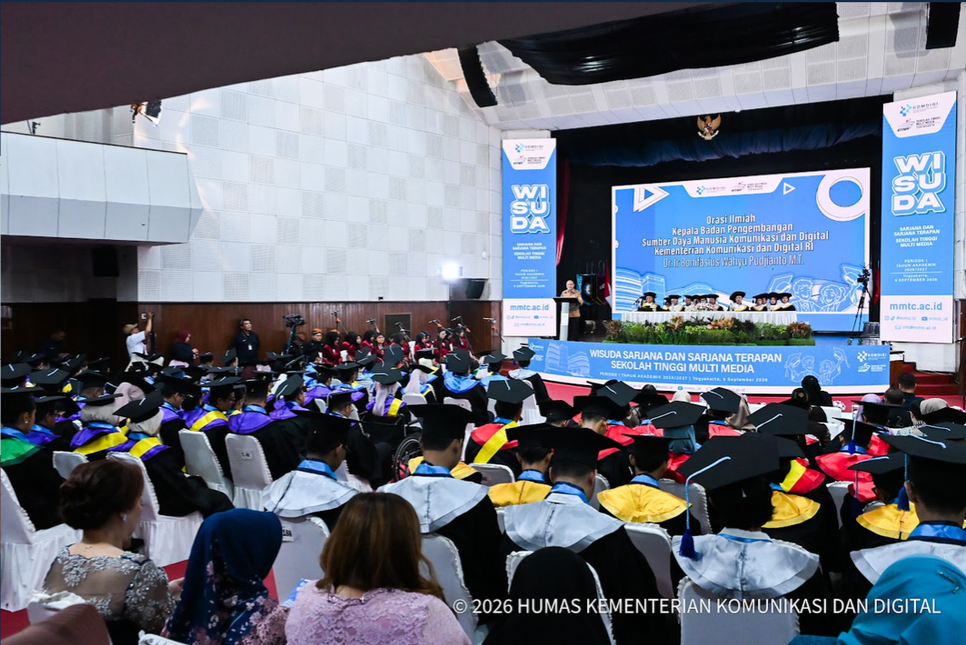 : Kepala Badan Pengembangan Sumber Daya Manusia Komunikasi dan Digital (BPSDM Komdigi) Boni Pudjianto dalam Sidang Senat Terbuka Wisuda STMM Yogyakarta Periode I Tahun Akademik 2026/2027 di Kampus STMM Yogyakarta, Kabupaten Sleman, Daerah Istimewa Yogyakarta, Rabu (9/9/2026) meminta lulusan Sekolah Tinggi Multi Media (STMM) Yogyakarta tidak hanya mengandalkan kemampuan teknologi dan kreativitas, tetapi juga menjaga integritas dalam setiap karya yang dihasilkan. Foto: Ardi Widiyansah/Komdigi