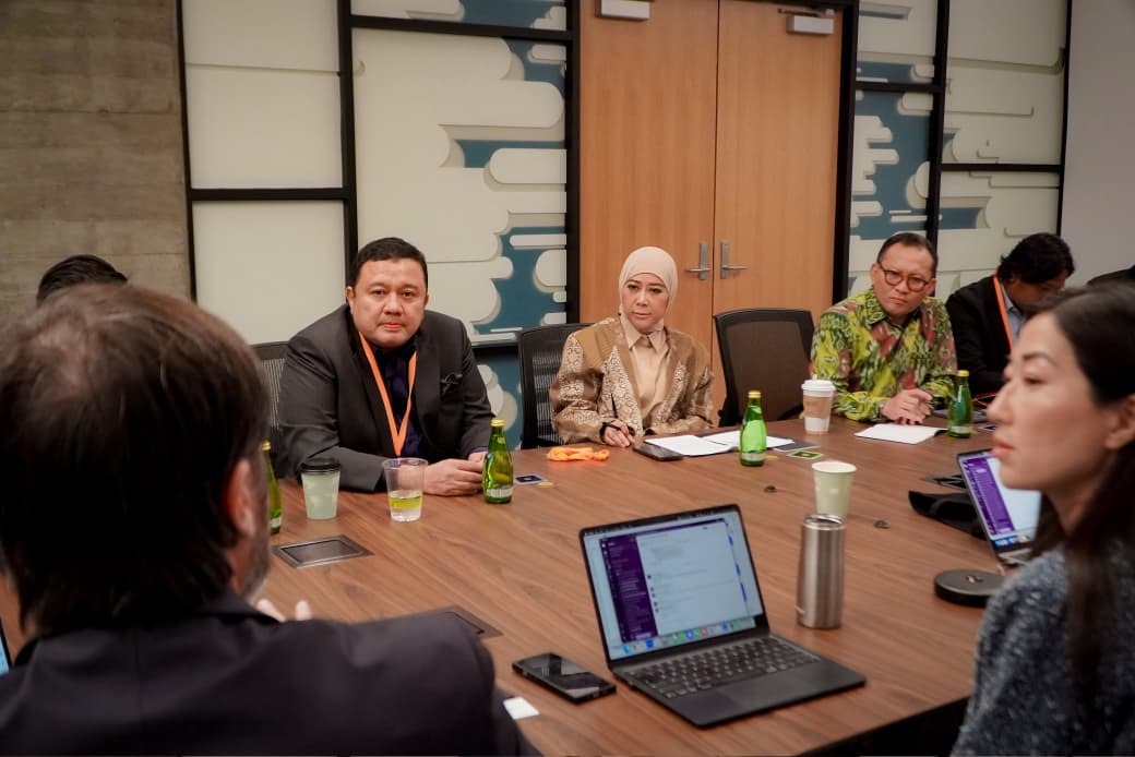 : Menteri Komunikasi dan Digital Meutya Hafid saat bertemu Baszucki di kantor pusat Roblox di Silicon Valley, Amerika Serikat, Selasa (22/9/2026) menegaskan bahwa penerapan Peraturan Pemerintah Nomor 17 Tahun 2025 tentang Tata Kelola Penyelenggaraan Sistem Elektronik dalam Pelindungan Anak (PP TUNAS) harus diterjemahkan ke dalam langkah konkret di dalam platform. Foto: Istimewa/Kemkomdigi