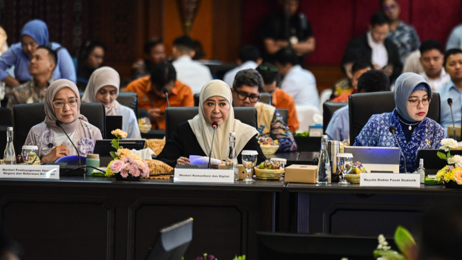 : Menteri Komunikasi dan Digital Meutya Hafid dalam Rapat Tingkat Menteri tentang Perluasan Perlinsos dan Rencana Implementasi Tahun 2027 di Kantor Kementerian Sosial, Salemba, Jakarta Pusat, Rabu (30/9/2026) mengatakan hingga 28 September 2026, Sistem Penghubung Layanan Pemerintah (SPLP) Kemkomdigi telah memproses lebih dari 19,8 juta transaksi yang menjangkau sekitar 5,4 juta kepala keluarga (KK) dalam mendukung pelaksanaan Perlinsos Digital. Foto: Anhar/Komdigi