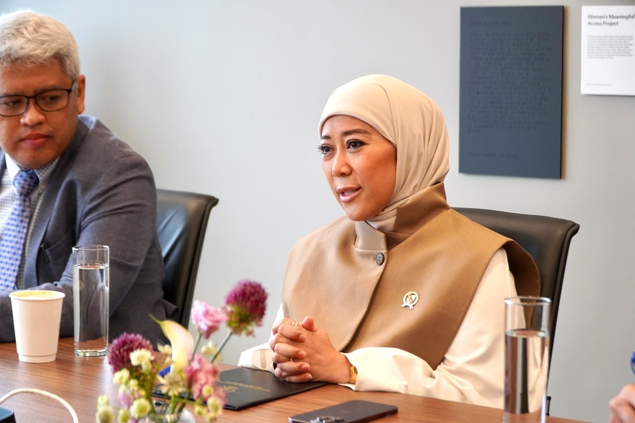 : Menteri Komunikasi dan Digital Meutya Hafid dalam pertemuan bilateral dengan President Microsoft Global Affairs Lisa Monaco di New York, Amerika Serikat, Rabu (23/9/2026) mengatakan investasi Microsoft harus berikan manfaat jangka panjang bagi kapasitas teknologi Indonesia. Foto: Istimewa/Kemkomdigi