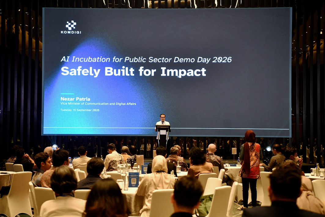 : Wamenkomdigi Nezar Patria saat menyampaikan Keynote Speech dalam acara AI Incubation for Public Sector Demo Day 2026 di Hotel Movenpick, Jakarta Pusat, Selasa (15/9/2026) mengatakan posisi Indonesia sebagai negara kepulauan yang memiliki beragam kebutuhan membuat adaptasi AI menjadi hal yang penting. Maka dari itu, pentingnya adaptasi AI agar sesuai dengan kebutuhan dan pemahaman warga lokal. Foto: DRA/Komdigi