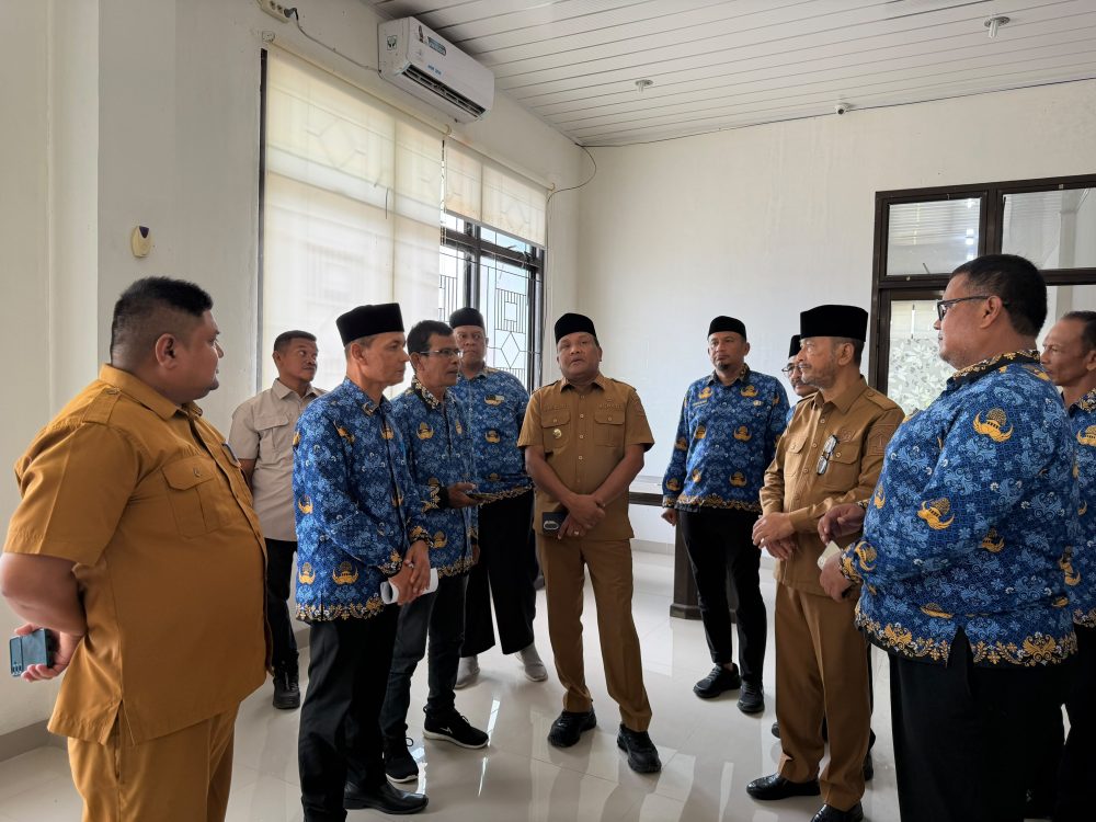 : Bupati Bireuen Mukhlis bersama Wakil Bupati Bireuen Razuardi melakukan inspeksi mendadak (sidak) ke sejumlah Satuan Kerja Perangkat Kabupaten (SKPK), Senin (14/9/2026). Sidak tersebut untuk mengecek langsung kedisiplinan aparatur, pelayanan publik, dan pelaksanaan tugas pemerintahan. - Foto: Mc.Bireuen