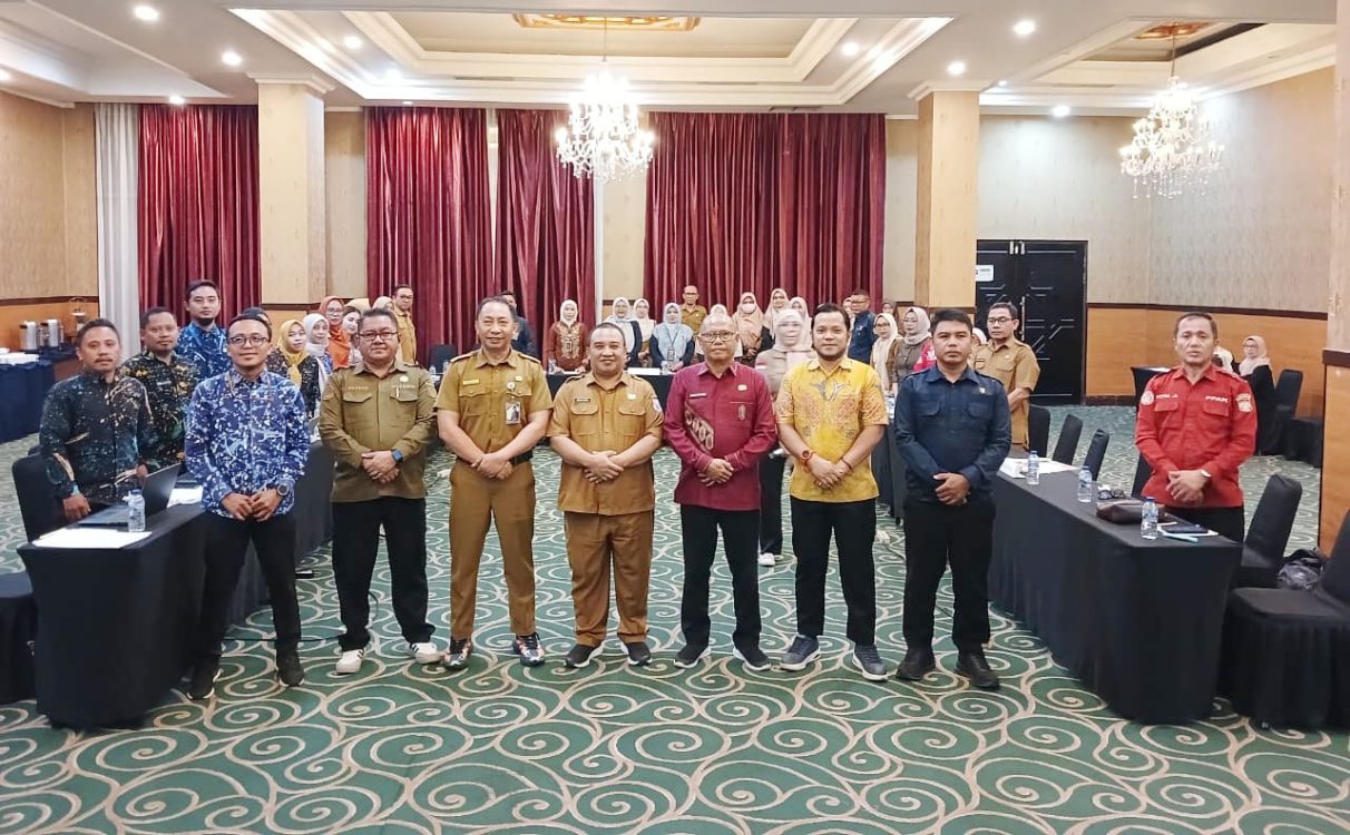 : Kepala Dinas Dinsosdukcapil Provinsi Gorontalo, Reflin Buata, (tengah) pada sidang Tim Pertimbangan Perizinan Pengangkatan Anak (PIPA). (foto Owan)