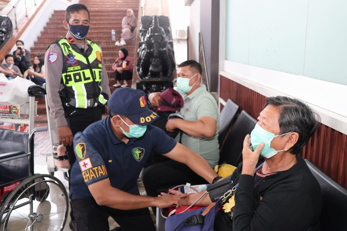 Sidokkes Polresta Bandara Soetta Berikan Pelayanan Kesehatan dan pemberian masker kepada Penumpang Terdampak Erupsi Anak Krakatau