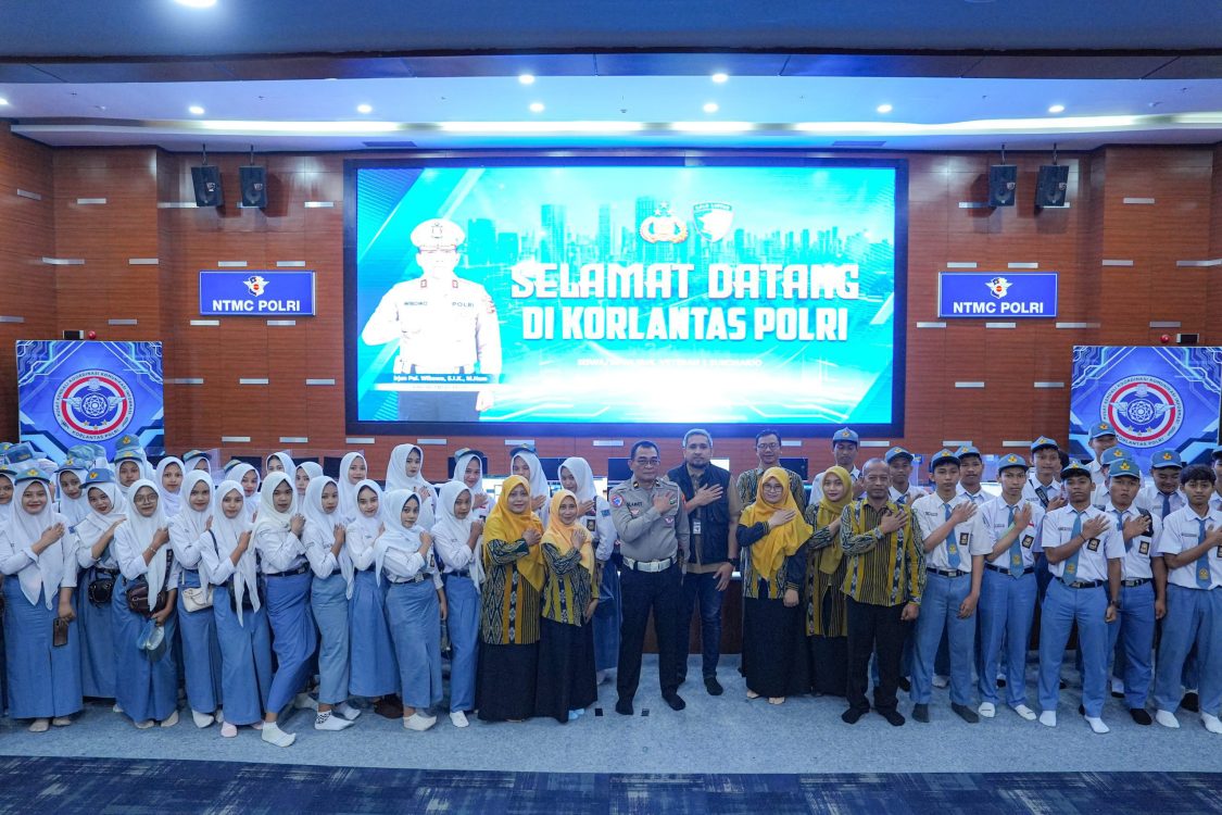 Siswa SMK Kunjungi NTMC Polri, Pelajari Teknologi CCTV Lalu Lintas Nasional