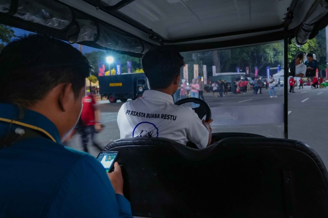 : Riuh gelaran FIFA ASEAN Cup 2026 tidak hanya terdengar dari dalam Stadion Utama Gelora Bung Karno (SUGBK), Jakarta. Di kawasan sekitar stadion, aktivitas juga terlihat dari lalu-lalang penonton, ofisial, dan pengunjung yang berpindah dari satu titik ke titik lainnya. (Foto: Agus Siswanto/InfoPublik)