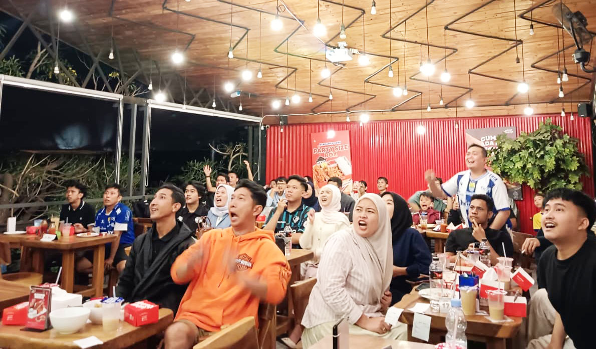Sorak Kemenangan Akhiri Balad Nobar Biru Di Wing O Wings Bkr