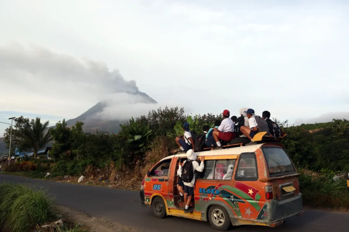 Status Sinabung Naik Siaga, Dosen UGM Ungkap Karakter Erupsi Freatik yang Minim Tanda