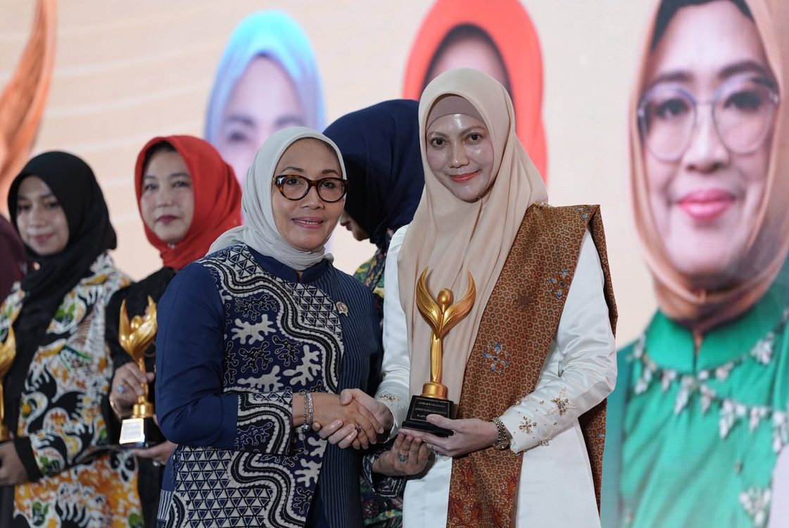 : Menteri Pemberdayaan Perempuan dan Perlindungan Anak (PPPA) RI Arifatul Choiri Fauzi menyerahkan penghargaan kepada Ketua Tim Penggerak Pemberdayaan dan Kesejahteraan Keluarga (TP PKK) sekaligus Bunda Literasi Kota Pekanbaru, Sulastri Agung Nugroho dalam malam puncak Apresiasi Swara Cantika 2026 di Jakarta, Kamis (17/9/2026). - Foto: Mc.Pekanbaru