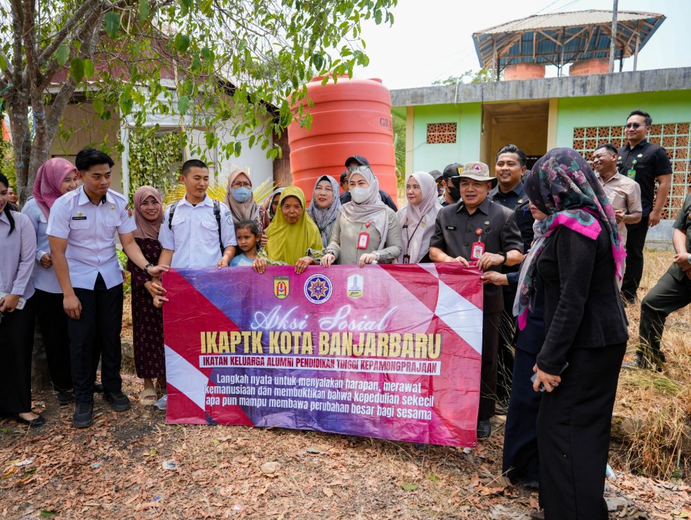 : Penggelaran penyaluran air bersih dari Pemerintah Kota Banjarbaru bersama Ikatan Keluarga Alumni Pendidikan Tinggi Kepamongprajaan (IKAPTK) Kota Banjarbaru di Kelurahan Sungai Ulin. Foto: Mc.Banjarbaru