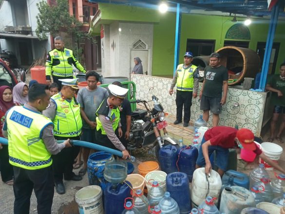 Sumur Warga Mengering, PJR Tol Cipularang Salurkan 26.100 Liter Air Bersih