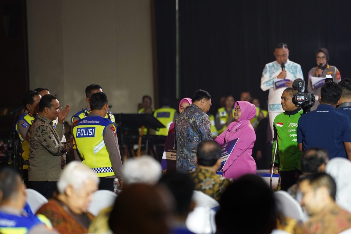 Syukuran Hari Lalu Lintas Bhayangkara ke-71, Kapolri Beri Tali Asih ke Keluarga Anggota Polisi yang Gugur