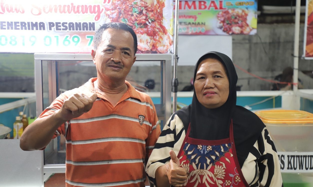 : Di tengah lantunan ayat suci Al-Qur’an dan pertemuan kafilah dari berbagai daerah, MTQ Nasional XXXI Tahun 2026 di Semarang turut menggerakkan ekonomi masyarakat. Dino, pedagang tahu gimbal, merasakan langsung manfaatnya dengan omzet harian mencapai Rp2,5 juta hingga Rp3 juta. (Foto: Humas Kemenag)