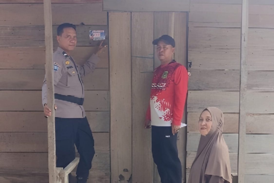 Tak Perlu Bingung Cari Nomor Polisi, Polres Sidrap Pasang Kontak Layanan di Rumah Warga