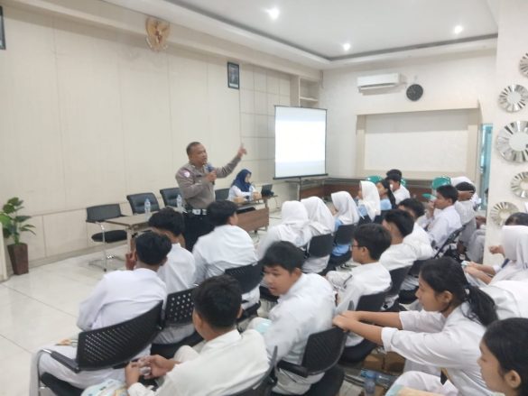 Tanamkan Budaya Tertib Berlalu Lintas, Satlantas Pelabuhan Tanjung Perak Sambangi Siswa SMP