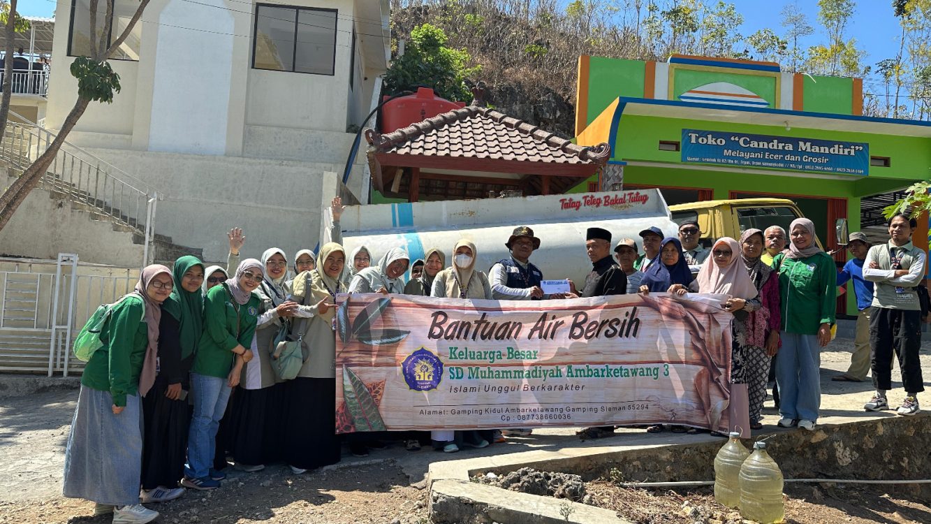 : Memupuk empati dan kepedulian sosial sejak dini, SD Muhammadiyah Ambarketawang 3 Gamping menggalang aksi kemanusiaan dengan mengirimkan puluhan tangki air bersih untuk meringankan beban warga terdampak kemarau, Kamis (3/9/2026).