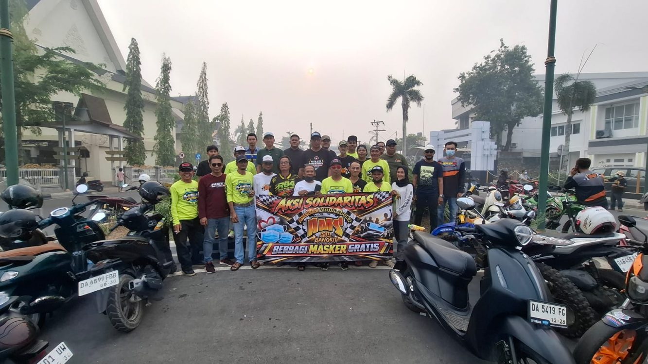 : Organisasi Amuntai Motor Sport (AMS) menggelar aksi sosial pembagian masker secara gratis kepada masyarakat dan pengguna jalan di Bundaran Sholawat, Kota Amuntai, Kabupaten Hulu Sungai Utara (HSU), Minggu (20/9/2026).