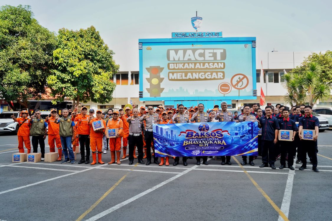 Tebar Kepedulian Jelang HUT ke-71 Lalu Lintas, Korlantas Polri Bagikan Sembako ke Petugas PPSU hingga OB
