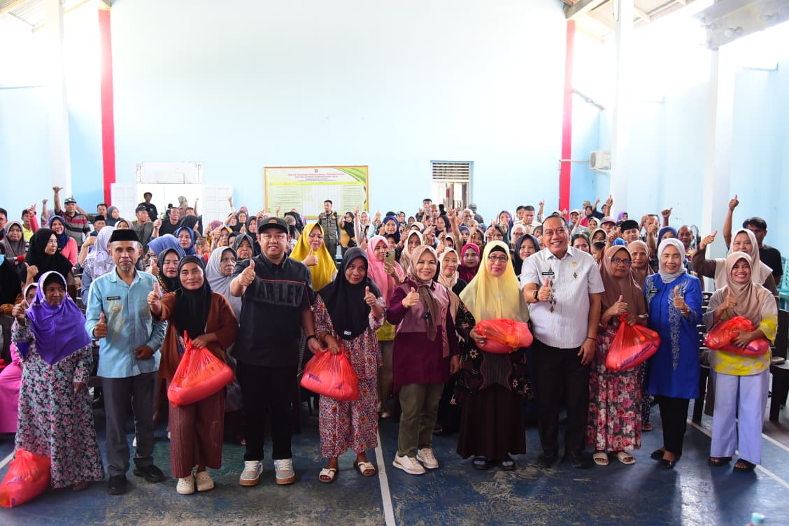 : Wakil Gubernur Gorontalo Idah Syahidah Rusli Habibie, anggota DPRD Provinsi, Kepala Dinas Ketahanan Pangan dan Hortikultura bersama aparat desa dan masyarakat di Desa Pilohayanga penerima bantuan pangan tahun 2026 di Kecamatan Telaga Biru. (Foto – Nova Diskominfotik).