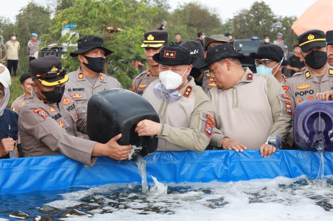 Tekan Karhutla, Kapolda Kalsel Pimpin Monitoring dan Terjunkan Inovasi Surfaktan di Banjarbaru