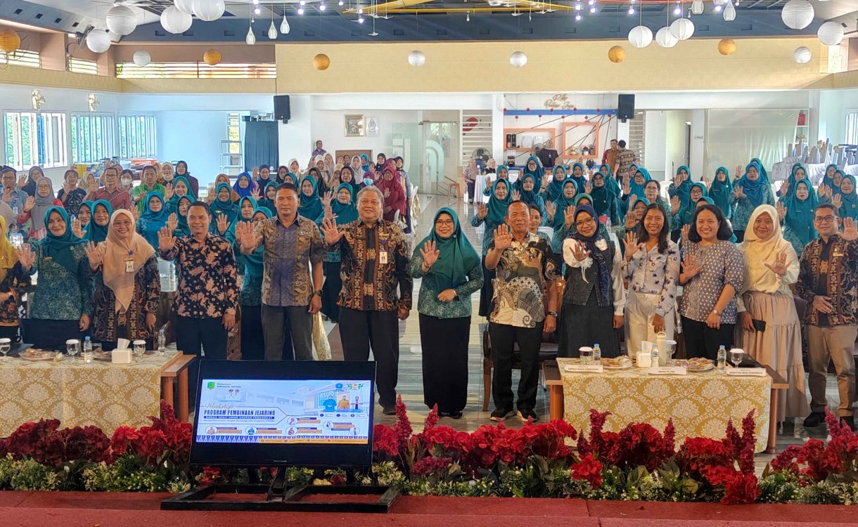 : Ketua TP PKK Kabupaten Sambas, Yunisa, memberi apresiasi atas sinergitas yang terus terbangun bersama seluruh stakeholder dalam rangka membentuk keluarga yang kuat dan berdaya. (foto: MC Sambas)