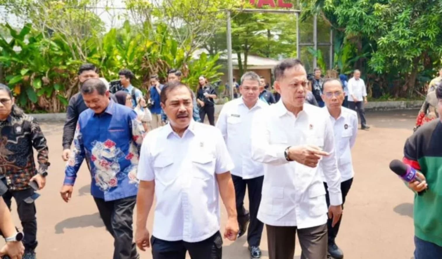 : Menteri Imigrasi dan Pemasyarakatan Agus Andrianto (kiri), bersama Kepala Bappisus Aris Marsudiyanto, mengecek fasilitas hunian di Lapas Kelas IIA Cibinong, Jawa Barat, Jumat (25/9/2026). Foto: Humas Kemenimipas